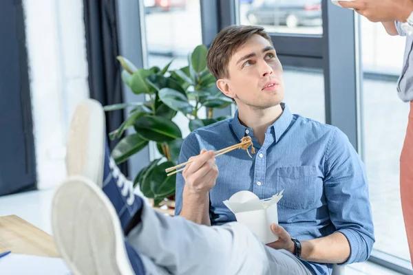 Joven Hombre Negocios Comiendo Comida China Durante Descanso Reunión Oficina — Foto de stock gratis