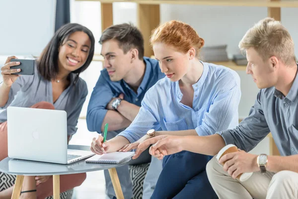 Equipe Negócios Diversa Trabalhando Laptop Escritório Moderno — Fotografia de Stock