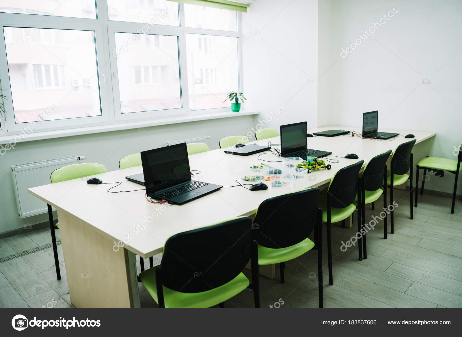 Interieur Van Klas Met Laptops Bureau Stam Opleidingen — Stockfoto ... Interieur Van Klas Met Laptops Bureau Stam Opleidingen — Stockfoto ...