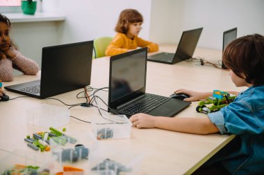concetrated çocuklar bilgisayarlarla makine sınıf çalışma