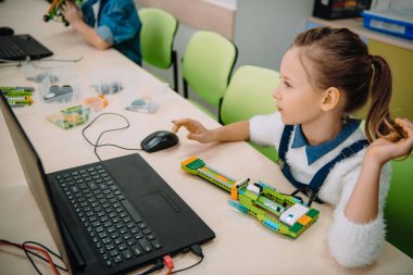 bilgisayar ile makine sınıfında çalışan kız öğrenci odaklı