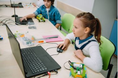 küçük kız laptop ile onun DIY robot programlama kök eğitim kavramı