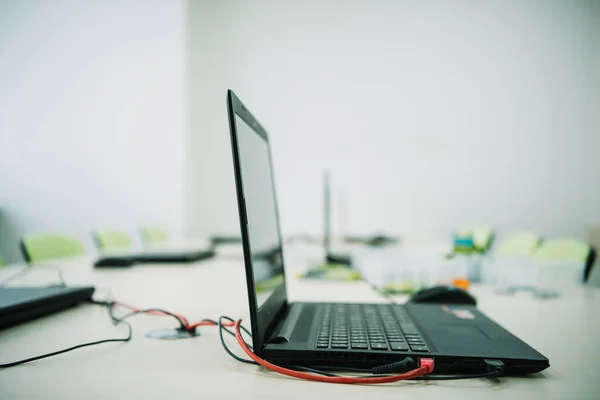 Yakın Çekim Çekim Kök Eğitim Kursları Masada Üstünde Laptop — Stok fotoğraf