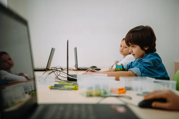 Συμπυκνωμένα Παιδιά Που Εργάζονται Τους Υπολογιστές Στο Στέλεχος Κατηγορία Εκπαίδευσης — Φωτογραφία Αρχείου