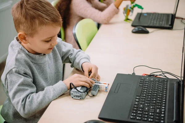 Criança Pequena Feliz Que Faz Robô Diy Conceito Educação Haste — Fotografia de Stock