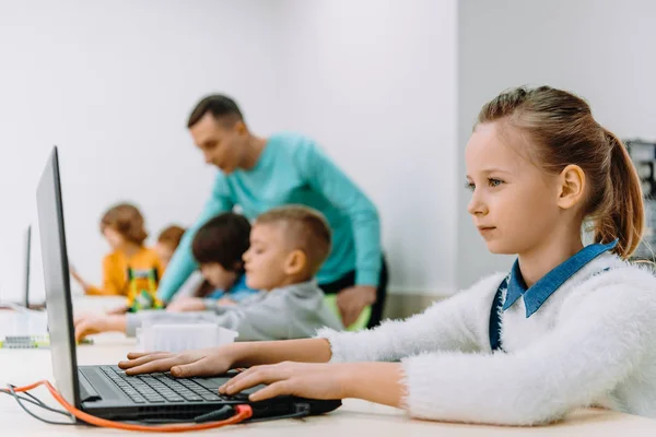 Mooie Schoolmeisje Werken Met Laptop Klasse Stam Onderwijs Concept — Stockfoto