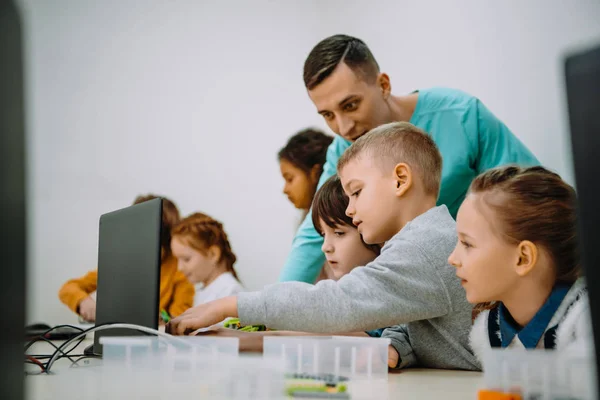 Crianças Trabalhando Com Professor Seu Projeto Educação Robô — Fotografia de Stock