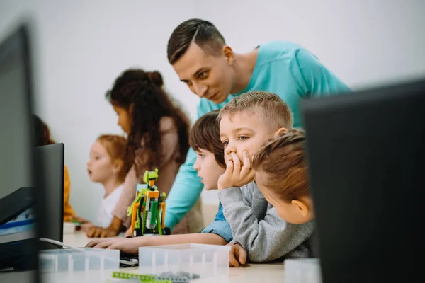 Kinder Arbeiten Mit Lehrer Ihrem Roboter Ausbildungsprojekt Stockfoto