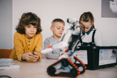 DIY robot inşa odaklı genç çocuklar kök eğitim kavramı