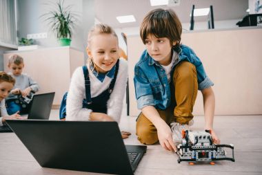 çocuklar makine sınıf katında robot programlama