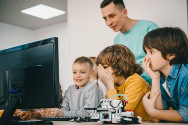 teen talebeleri ile öğretmen programlama robot