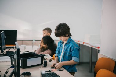 DIY robot inşa küçük çocuklar kök eğitim kavramı