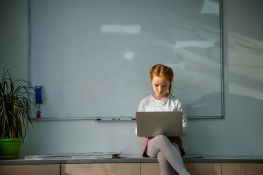küçük çocuk ile laptop beyaz tahta önünde çalışma konsantre