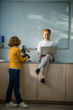 sevimli küçük schoolkids makine sınıf üzerinde birlikte çalışma
