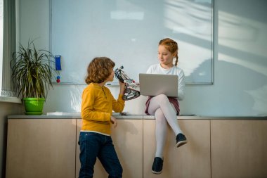 küçük schoolkids makine sınıf üzerinde birlikte çalışma