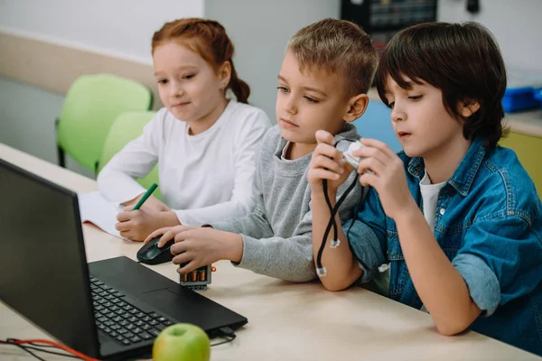 Grupa Uroczych Dzieci Pracujących Razem Skonstruowania Robota Koncepcja Edukacji Macierzystych — Zdjęcie stockowe