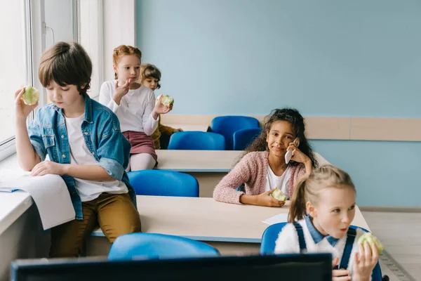 Compañeros Clase Descansando Relajándose Aula — Foto de stock gratis