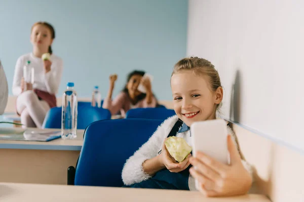 Heureux Adolescent Écolière Prendre Selfie Salle Classe Tout Mangeant Pomme — Photo