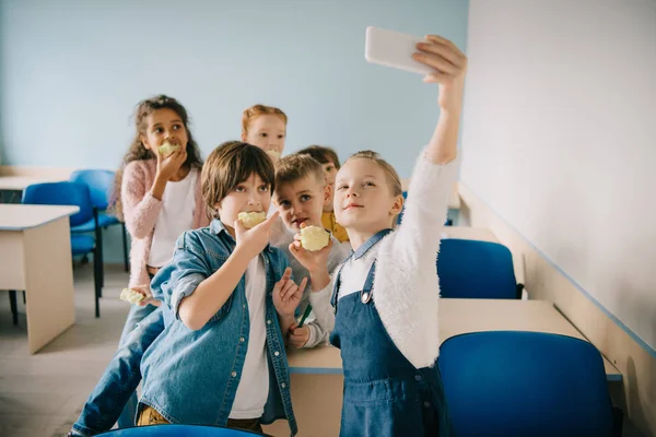 Група Чарівних Дітей Які Приймають Селфі Шкільному Класі — стокове фото