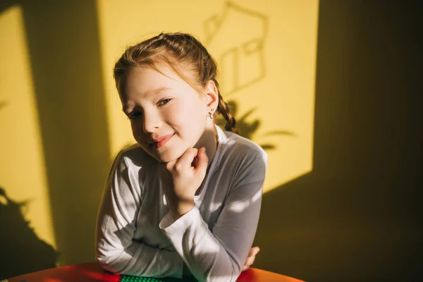 Anak Kecil Yang Bahagia Melihat Kamera Dalam Ruangan Bawah Cahaya — Stok Foto