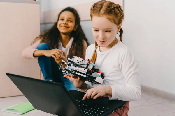 Tonåring Skolflickor Programmering Robot Medan Sitter Golvet — Stockfoto
