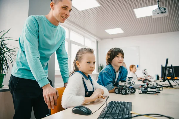 Young Teacher Helping His Teen Students Diy Robot Stem Education — Stock Photo, Image