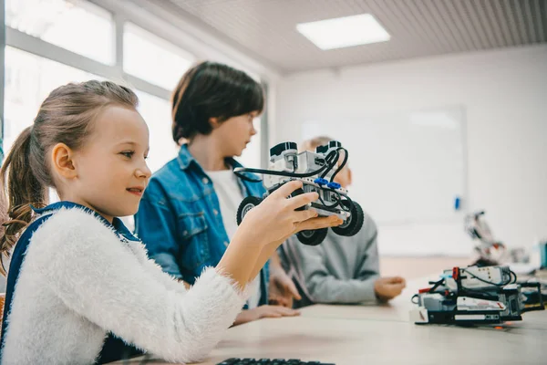 Små Barn Sitter Vid Klass Med Diy Robot Stem Utbildning — Stockfoto