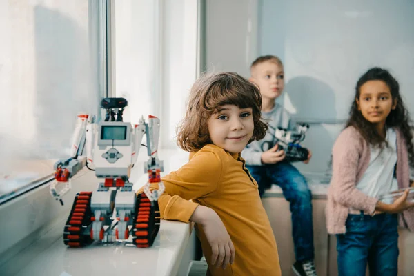 Adorável Pequeno Estudante Com Robô Diy Aula Educação Tronco — Fotografia de Stock