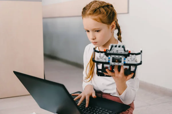 Frumos Concentrat Copil Programare Diy Robot Conceptul Educație Stem Fotografie de stoc