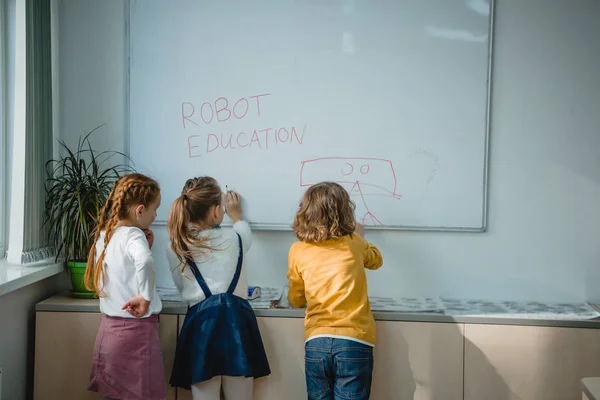 Visión Trasera Los Niños Escribiendo Dibujando Señales Educación Robot Pizarra Fotos de stock