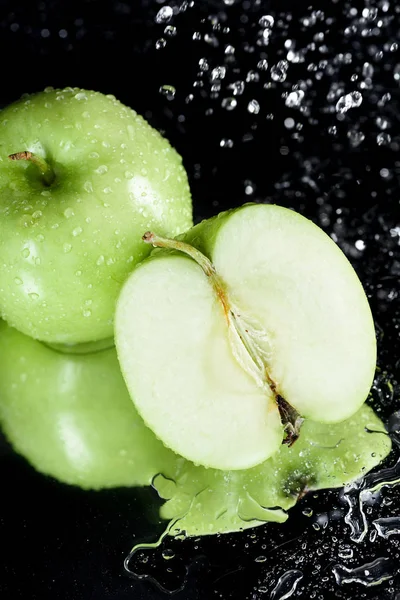 Manzanas verdes con gotas - foto de stock
