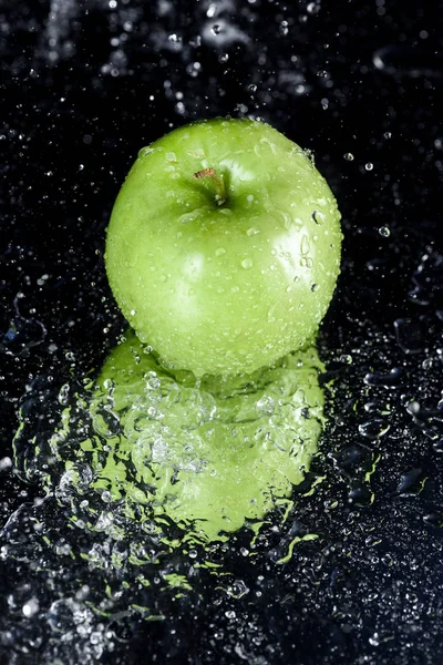 Grüner Apfel mit Tropfen — Stockfoto