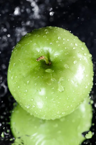 Manzana verde con gotas - foto de stock