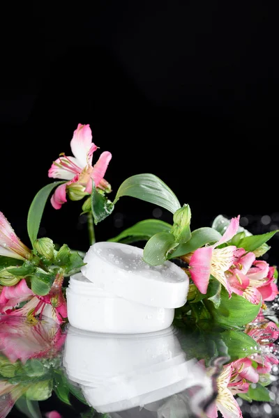 Face cream with flowers — Stock Photo