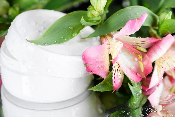 Face cream with flowers — Stock Photo