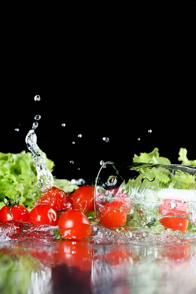 Tomates cherry y lechuga — Stock Photo
