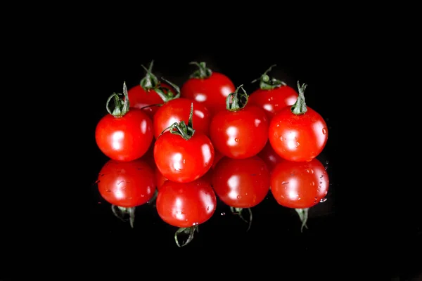 Tomates frescos húmedos - foto de stock