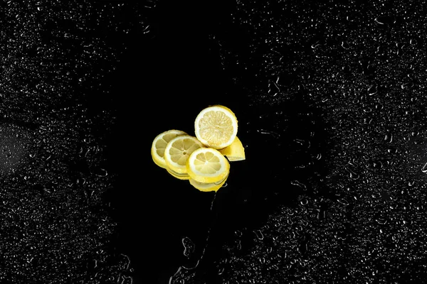 Limón en rodajas con gotas de agua - foto de stock
