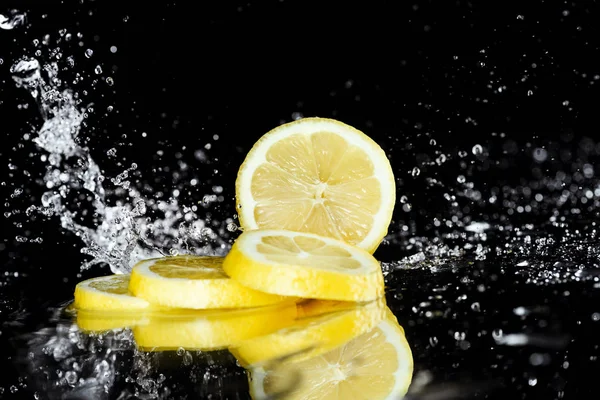 Limón en rodajas con gotas de agua - foto de stock