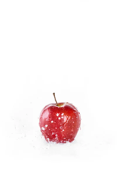 Manzana roja fresca con gotas de agua - foto de stock