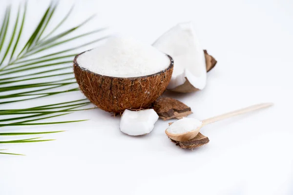 Noix de coco biologique avec copeaux — Photo de stock