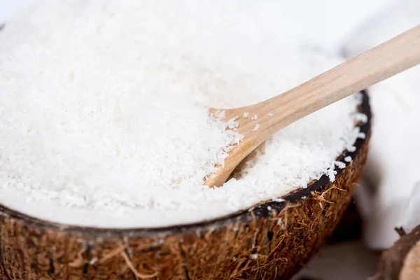 Noix de coco biologique avec copeaux — Photo de stock