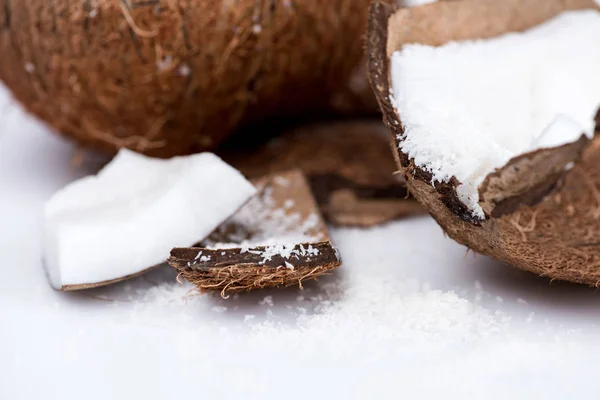 Noix de coco biologique avec copeaux — Photo de stock