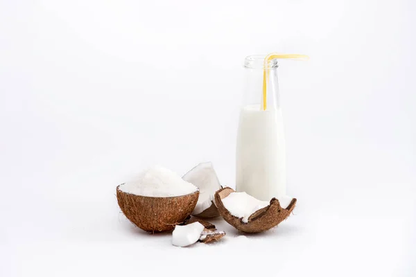 Leche de coco en botella - foto de stock