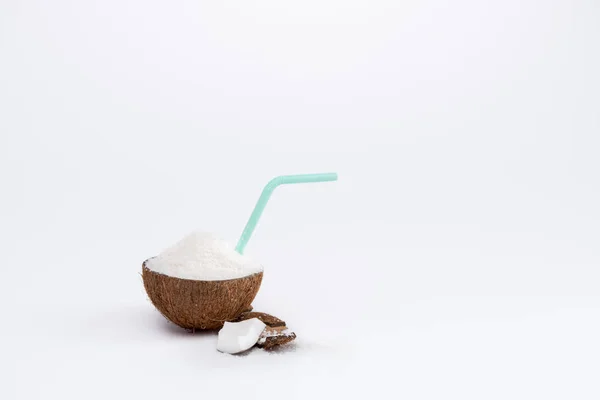 Тріснутий кокос з стружкою — стокове фото