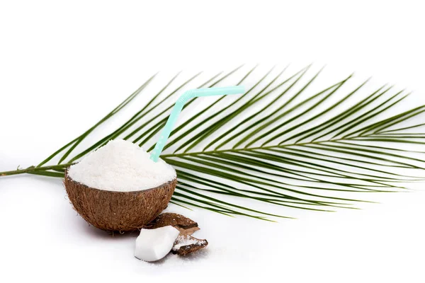 Тріснутий кокос з стружкою — стокове фото