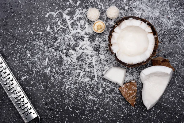 Geknackte Kokosnuss mit Spänen — Stockfoto