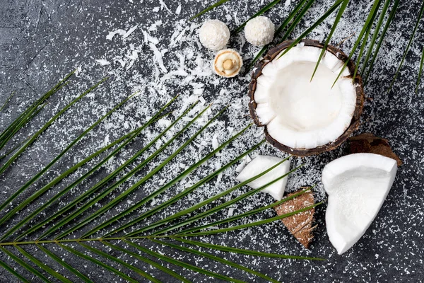 Noix de coco craquelée avec copeaux — Photo de stock