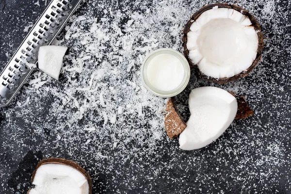 Aceite de coco y frutos secos - foto de stock