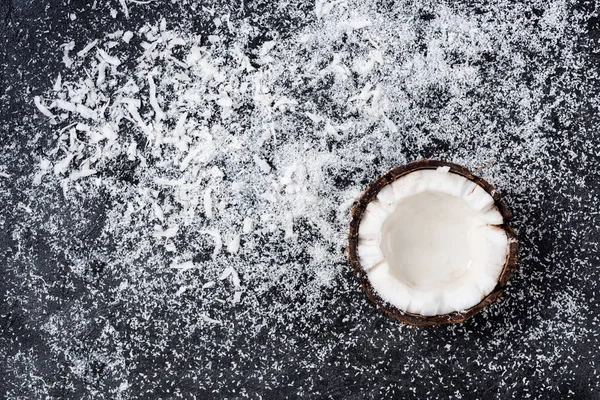 Coco cortado a la mitad y virutas - foto de stock